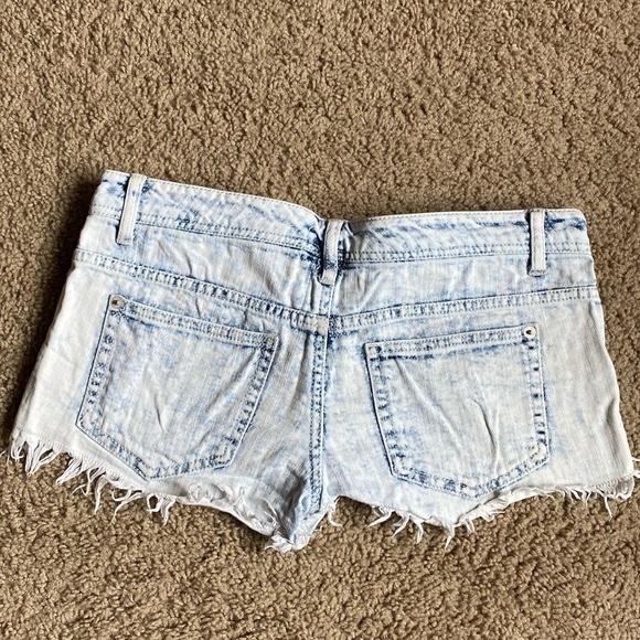 Embroidered Light Wash Jean Shorts - Picture 4 of 5